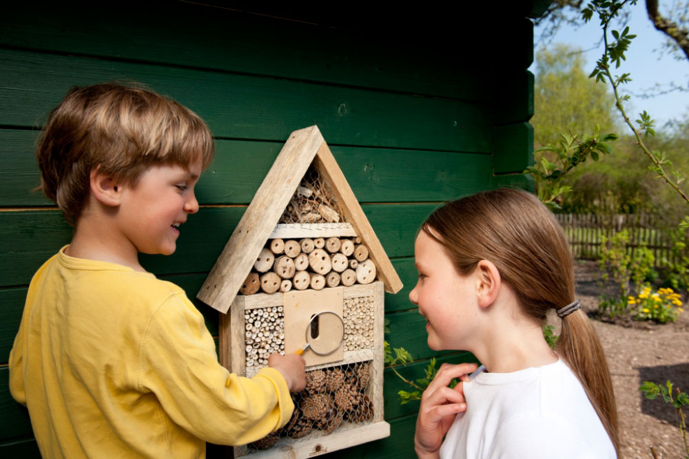 Ein Insektenhotel im Ziergarten als Winterquartier für Nützlinge