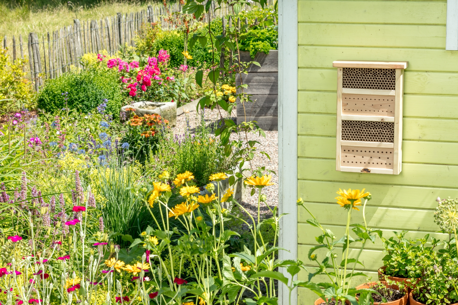 Bienenhaus aufgehängt